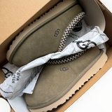 UGG Tasman II Slipper “Antilope” (Kids) - on foot