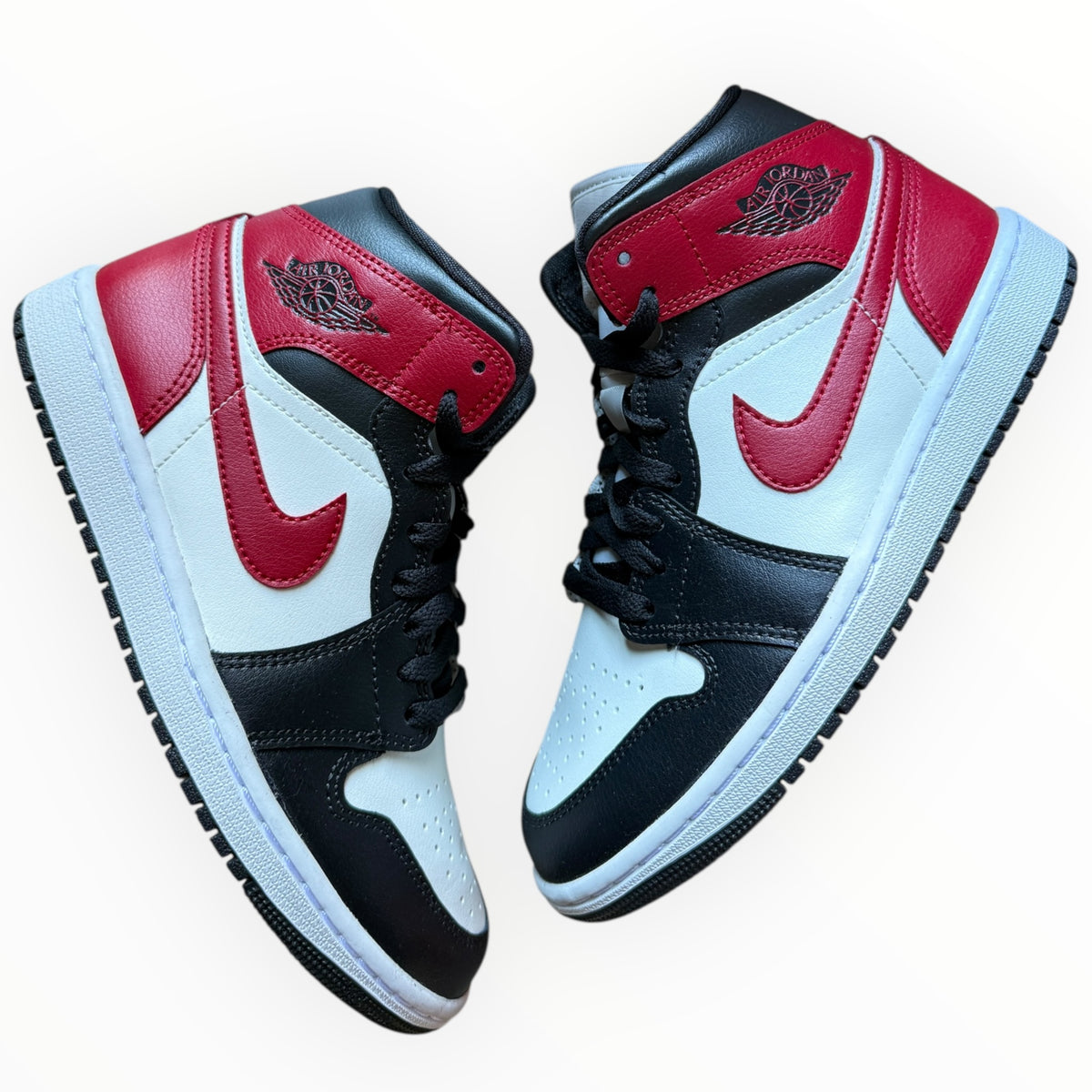 Jordan 1 Mid “Gym Red Off Noir”