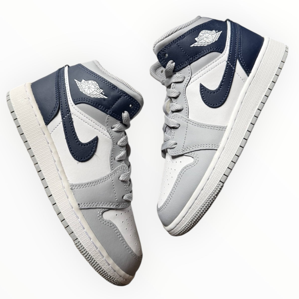 Jordan 1 Mid “Wolf Grey Midnight Navy”